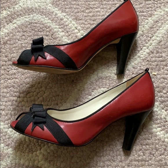 Antonio Melani red with black bow pumps. - Picture 2 of 6